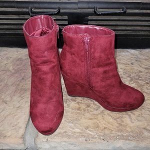 Manifest maroon wedges